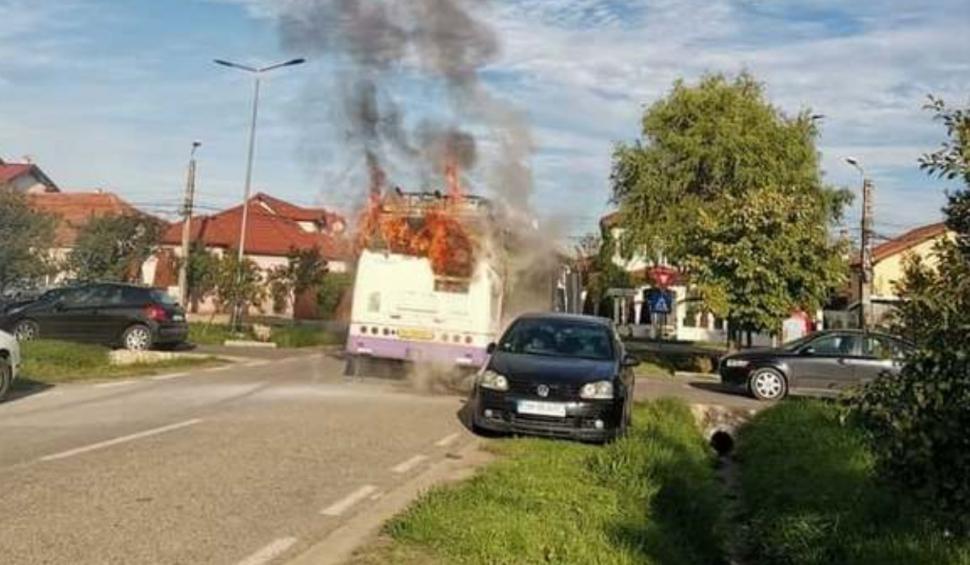 Un troleibuz a fost cuprins de flăcări, la Timișoara. Şoferul şi pasagerii s-au autoevacuat la timp 793656
