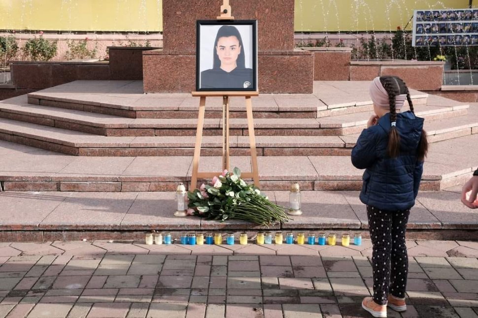 Taisia Tatarin, poliţista de 22 de ani din Cernăuţi, împuşcată în cap de un pedofil, în curtea unei şcoli