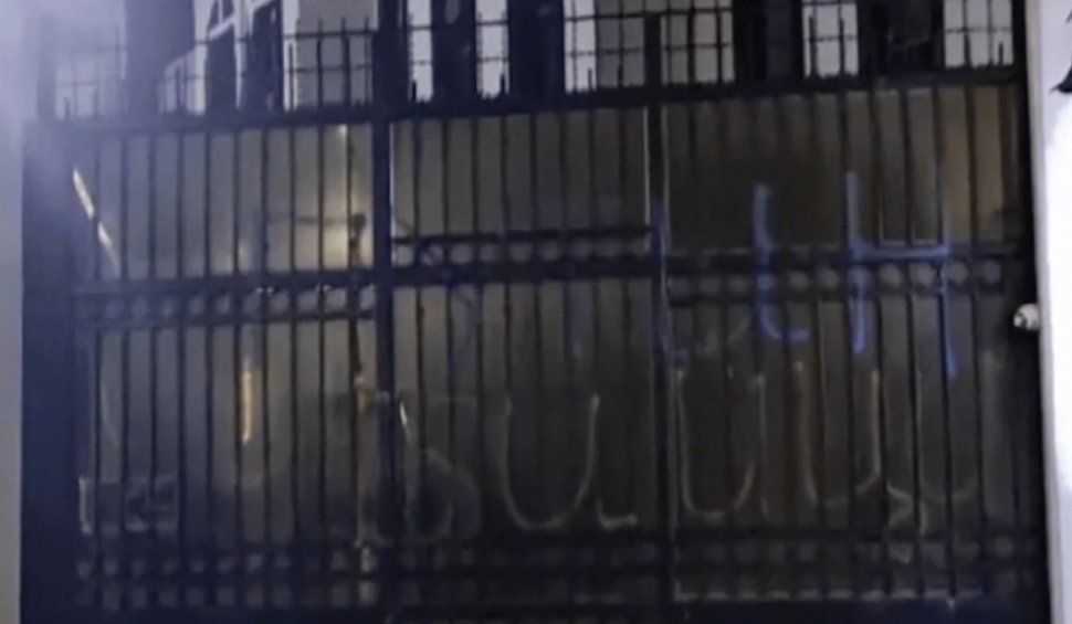 Ambasada Rusiei din Moldova a fost vandalizată de ziua lui Putin chiar de un rus. Ce mesaj a scris pe poartă