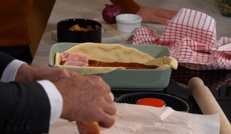 Ștefan Lungu a gătit alături de Vlad Brumaru într-o nouă ediție a emisiunii "Gătit la costum". Pizza jumi-juma gustoasă şi apetisantă, cu un aluat moale şi pufos 793623