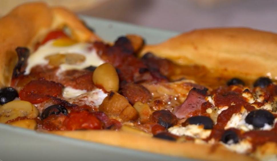 Ștefan Lungu a gătit alături de Vlad Brumaru într-o nouă ediție a emisiunii "Gătit la costum". Pizza jumi-juma gustoasă şi apetisantă, cu un aluat moale şi pufos 793624