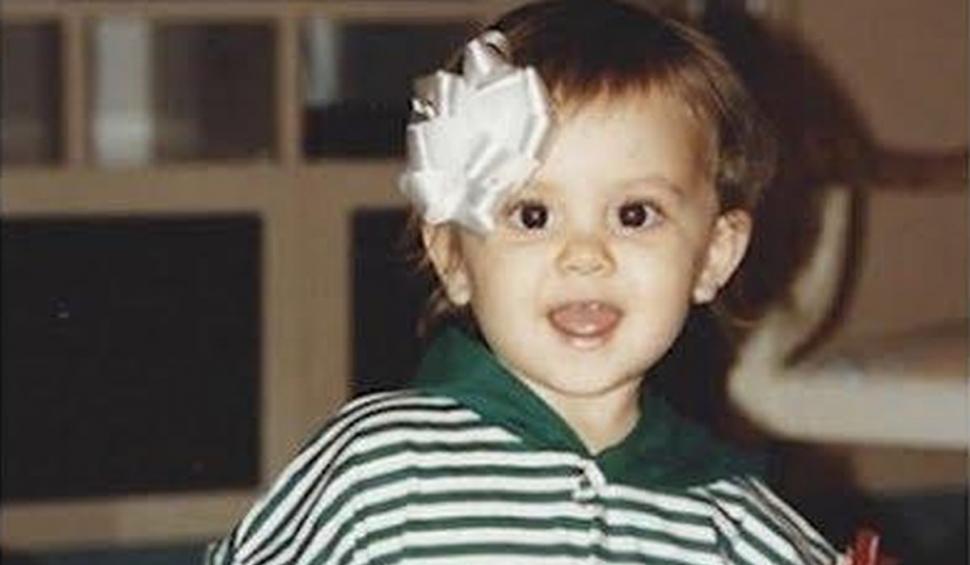 Recunoşti fetiţa din imagine? Azi e una din cele mai iubite cântăreţe ale momentului şi a avut un succes uriaş 793788