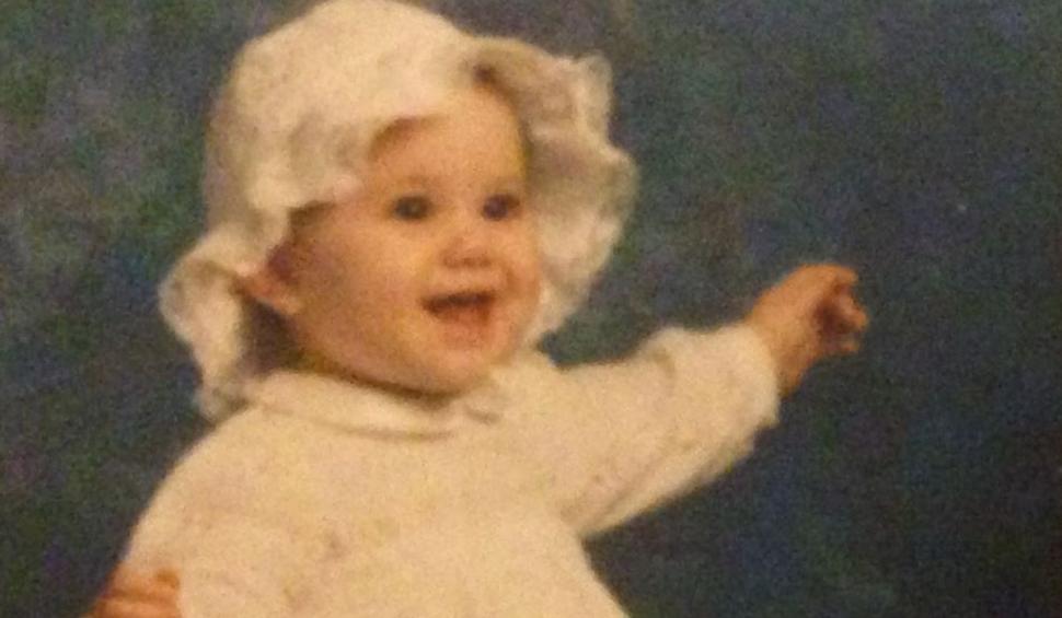 Recunoşti fetiţa din imagine? Azi e una din cele mai iubite cântăreţe ale momentului şi a avut un succes uriaş 793789