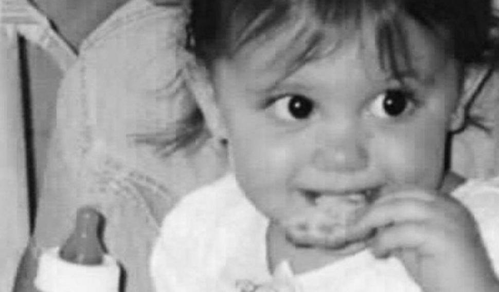 Recunoşti fetiţa din imagine? Azi e una din cele mai iubite cântăreţe ale momentului şi a avut un succes uriaş 793791