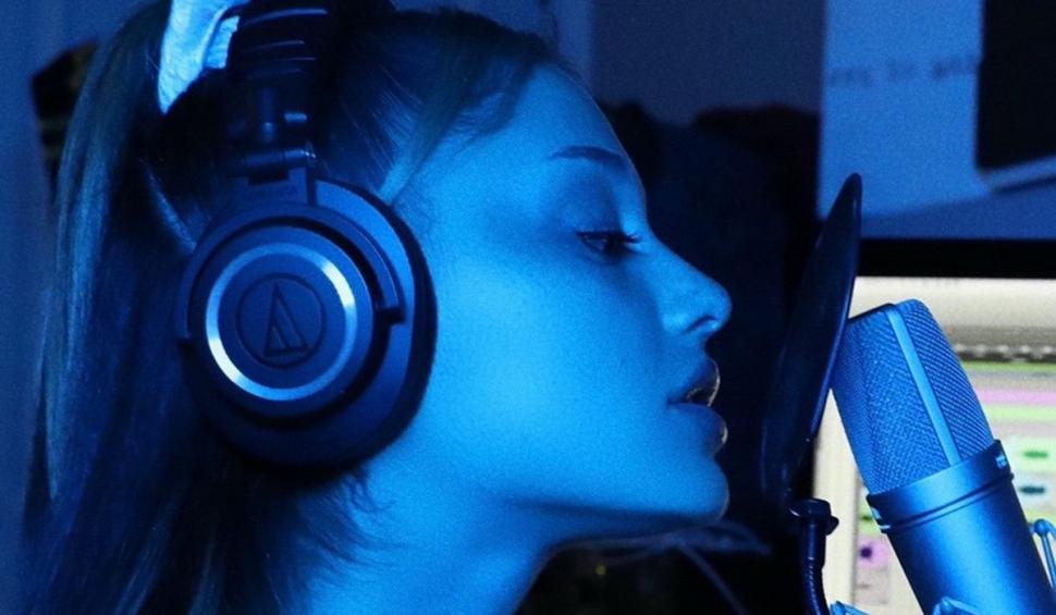 Recunoşti fetiţa din imagine? Azi e una din cele mai iubite cântăreţe ale momentului şi a avut un succes uriaş 793835