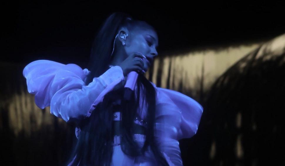 Recunoşti fetiţa din imagine? Azi e una din cele mai iubite cântăreţe ale momentului şi a avut un succes uriaş 793855