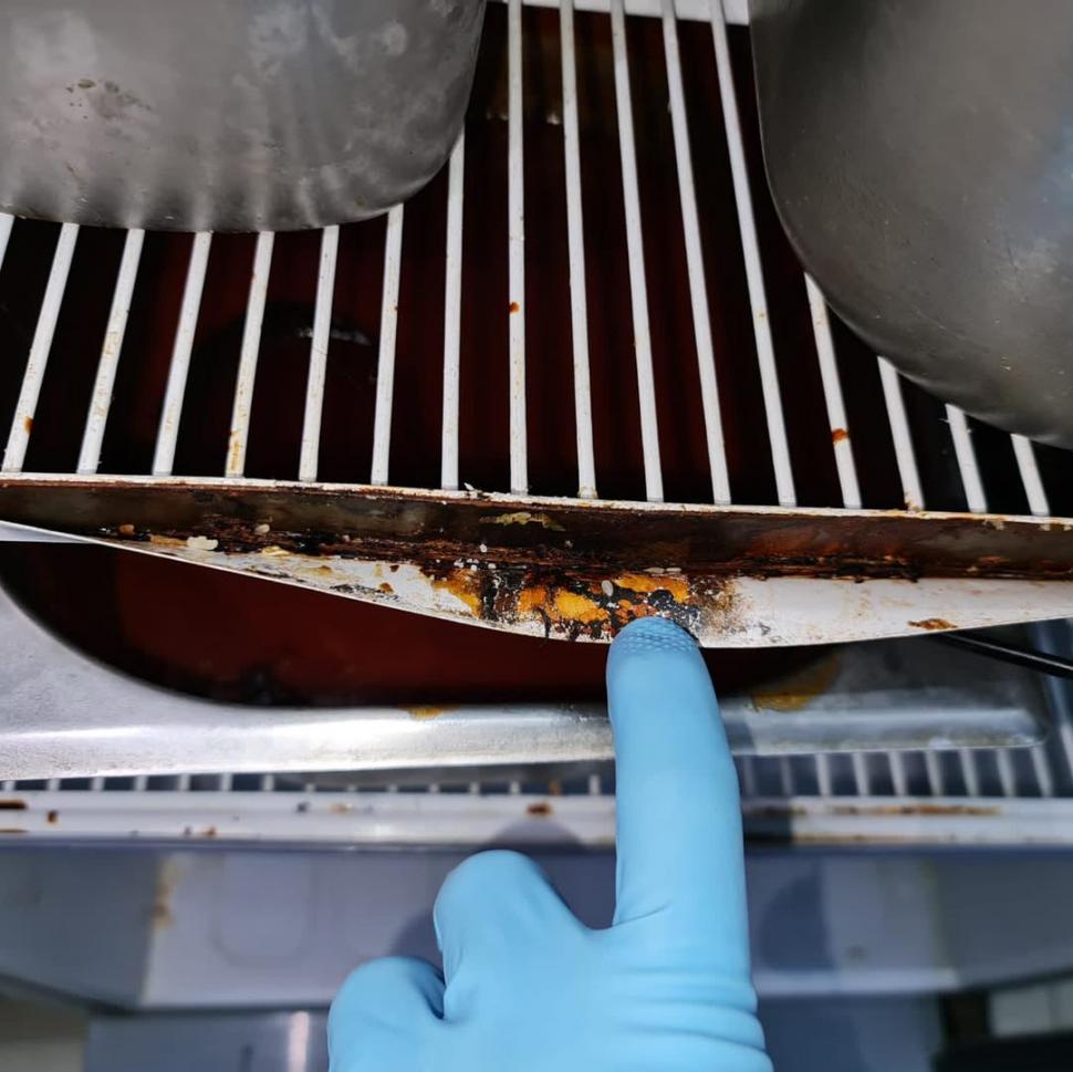 Insecte moarte şi produse stricate la un restaurant cunoscut din Bucureşti: "Templul mizeriei a fost oprit!" 793755