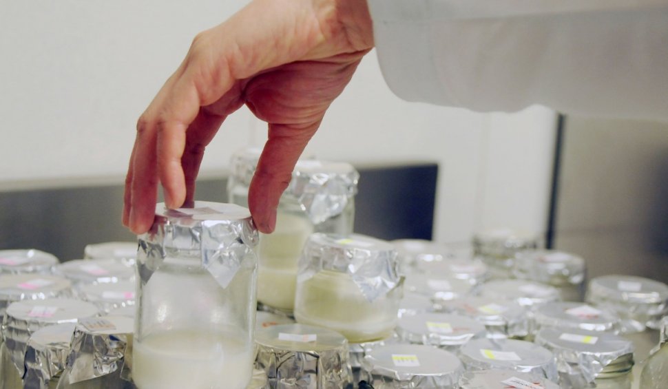 Microplasticele, detectate pentru prima dată în laptele matern. Recomandarea medicilor pentru femeile însărcinate și mamele care alăptează