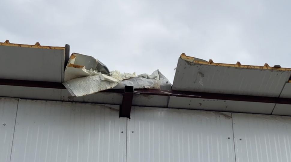 Planor prăbușit peste o mașină, în curtea unei case din Dolj. O adolescentă a ajuns în stare gravă la spital 793816