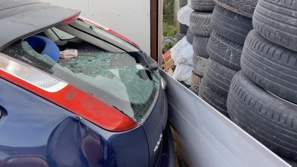 Planor prăbușit peste o mașină, în curtea unei case din Dolj. O adolescentă a ajuns în stare gravă la spital 793817