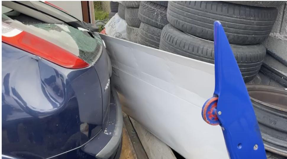 Planor prăbușit peste o mașină, în curtea unei case din Dolj. O adolescentă a ajuns în stare gravă la spital 793818