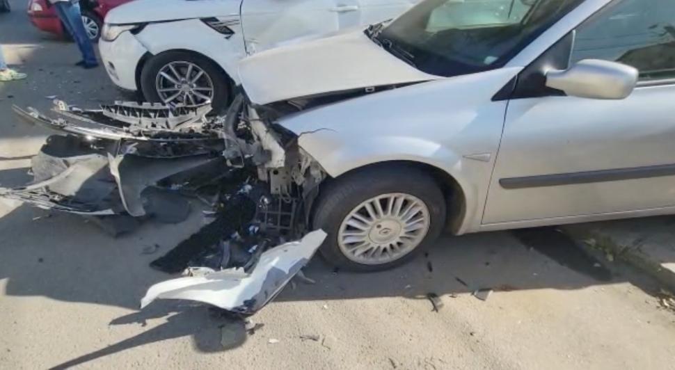 Un șofer fără permis a lovit trei mașini într-o parcare, în timp ce fugea de Poliție, în Constanța 793780