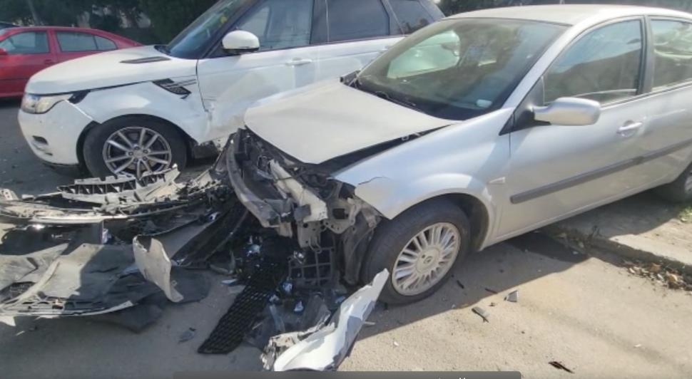 Un șofer fără permis a lovit trei mașini într-o parcare, în timp ce fugea de Poliție, în Constanța 793781