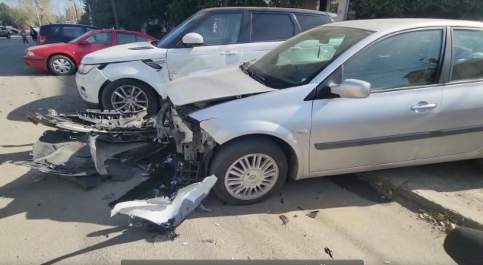 Un șofer fără permis a lovit trei mașini într-o parcare, în timp ce fugea de Poliție, în Constanța 793782