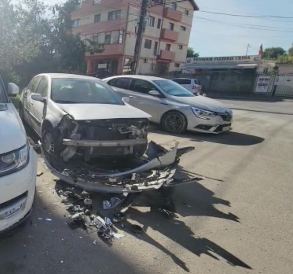Un șofer fără permis a lovit trei mașini într-o parcare, în timp ce fugea de Poliție, în Constanța 793783