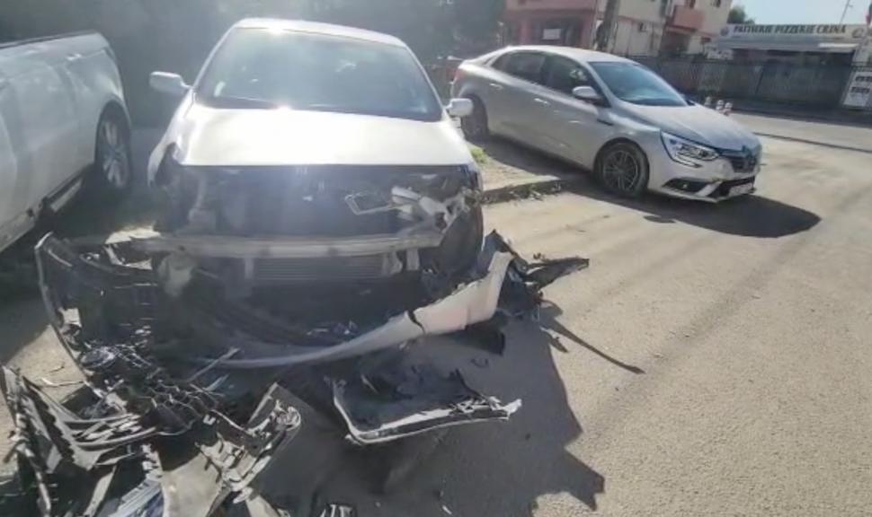 Un șofer fără permis a lovit trei mașini într-o parcare, în timp ce fugea de Poliție, în Constanța 793784