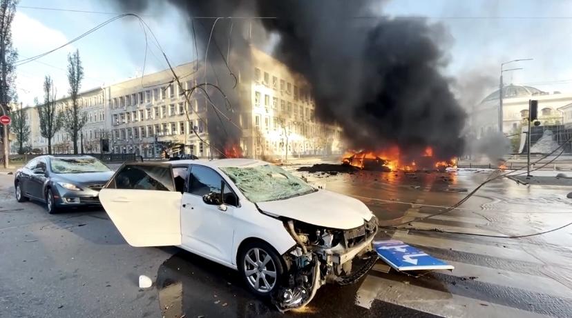 Crater uriaș în centrul Kievului, după atacul la oră de vârf | Putin amenință Ucraina cu noi lovituri 794017