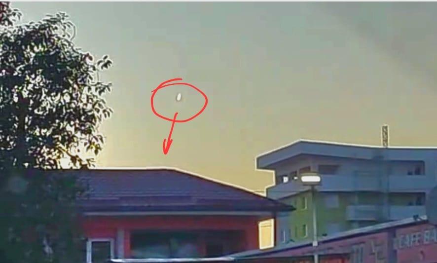 Formaţiune luminoasă misterioasă surprinsă pe cer în Iaşi. Profesor universitar: "Ciudățeniile se iau la întrecere" 794052