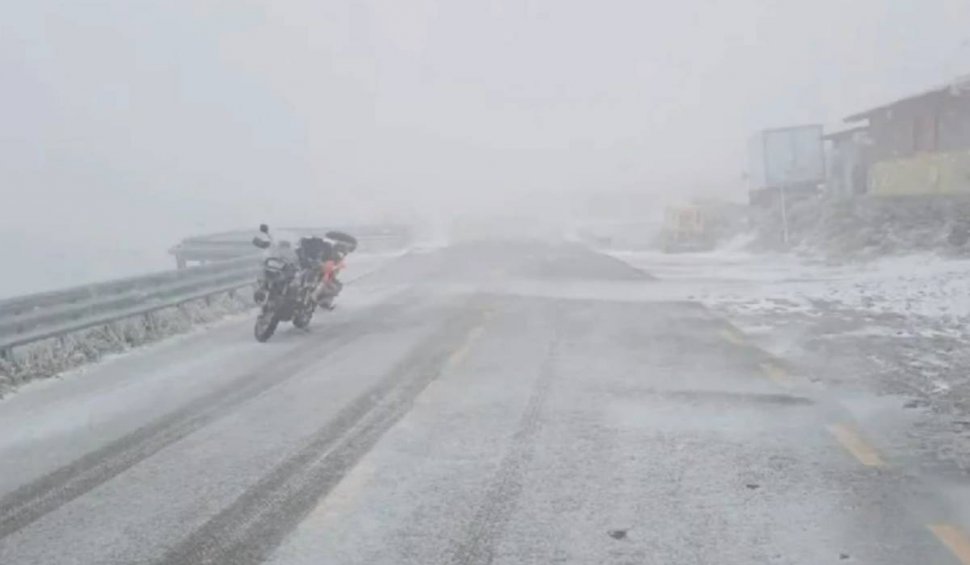 Un motociclist a intrat în hipotermie, în timp ce se plimba în haine de vară pe Transalpina