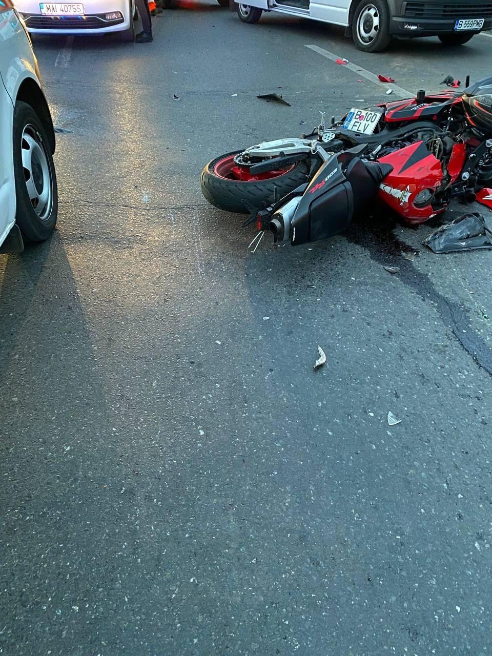 Un tânăr motociclist a murit după ce s-a izbit de o mașină, pe un bulevard din centrul Bucureștiului 794036