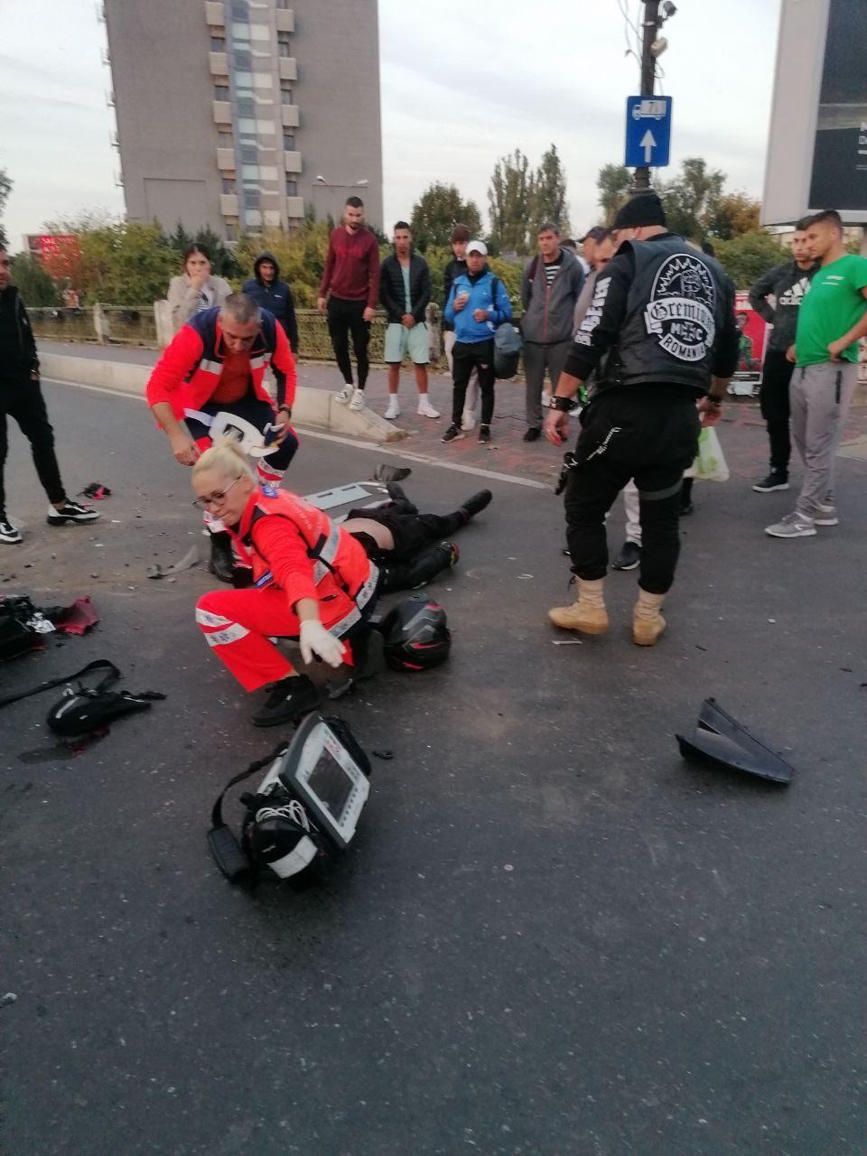 Un tânăr motociclist a murit după ce s-a izbit de o mașină, pe un bulevard din centrul Bucureștiului 794038