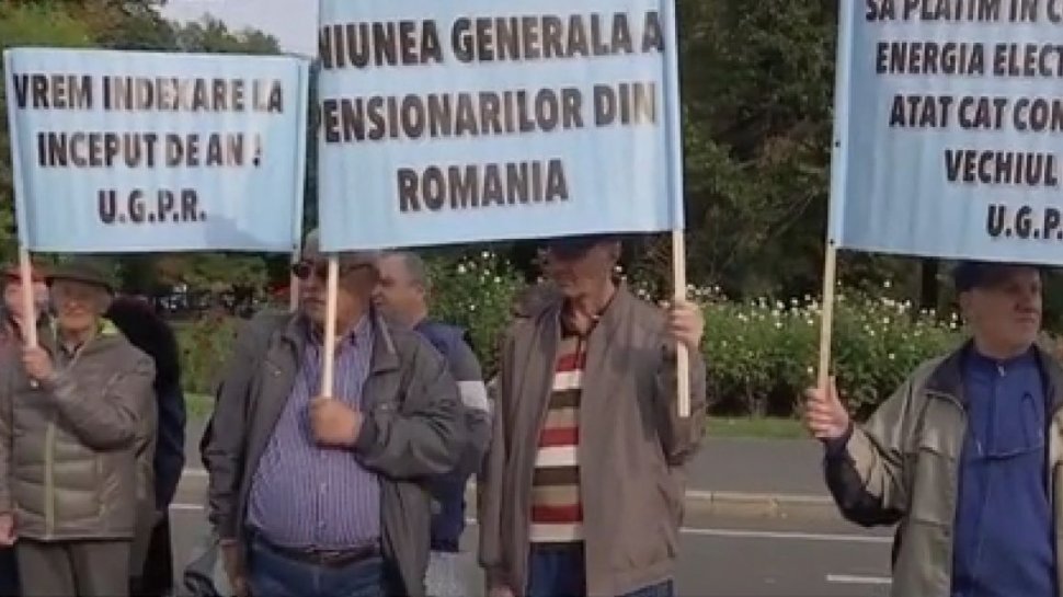 Pensionarii protestează la geamul premierului Nicolae Ciucă