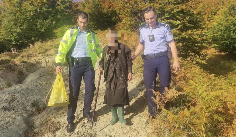 O bunică rătăcită în pădure a fost găsită de polițiști după ce operatorul de telefonie care o sunase cu o ofertă de abonament a dat alerta la 112