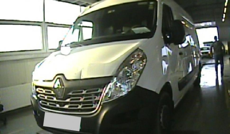 Inginerii RAR Timiş au găsit un sistem ilegal sub roata unui Renault Master: "Era prins cu șoricei din plastic" 794281