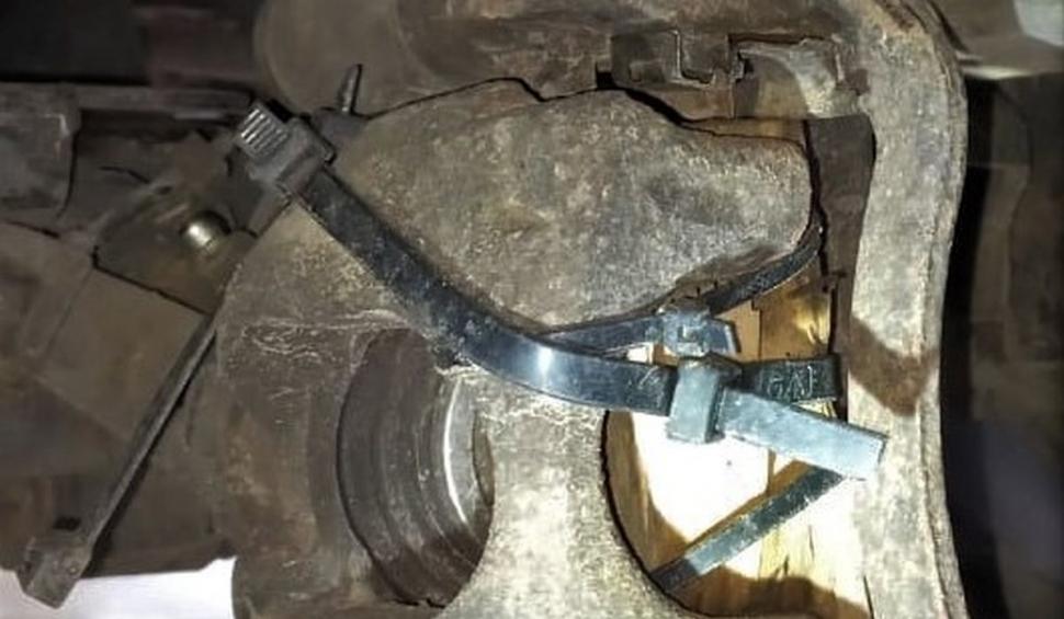 Inginerii RAR Timiş au găsit un sistem ilegal sub roata unui Renault Master: "Era prins cu șoricei din plastic" 794282