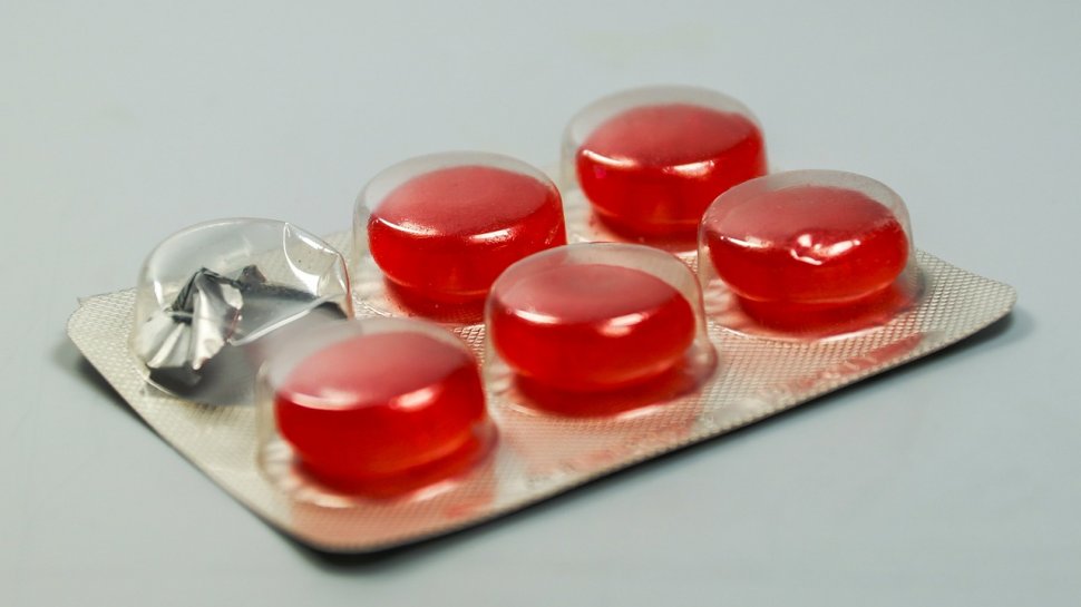 Medicamentele pentru tratarea durerilor de gât, pericol pentru sănătate! Ce conţin de fapt pastilele de supt de pe piață