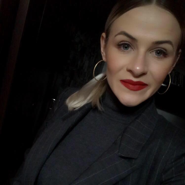 O polițistă din Iași a dat instituția în judecată. Mesajele primite de la șeful direct: ”Crăciun fericit și acum bătaia o meriți cu cureaua la...”  794270