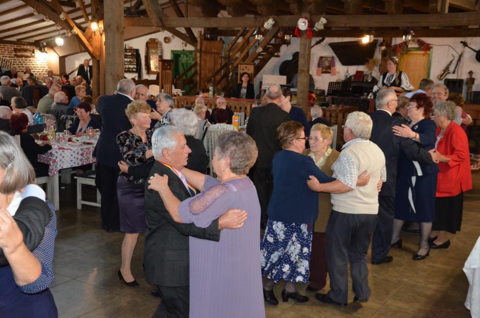 PSD Sibiu a organizat Nunta de Aur pentru 56 de cupluri. Slujba a fost oficiată de Mitropolitul Ardealului 794518