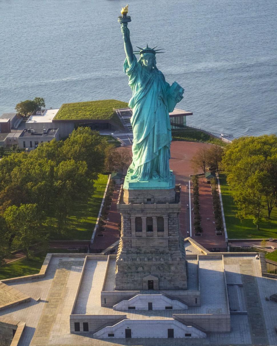 Statuia Libertății își pune coroana la dispoziția turiștilor, pentru prima dată de la declanșarea pandemiei 794405