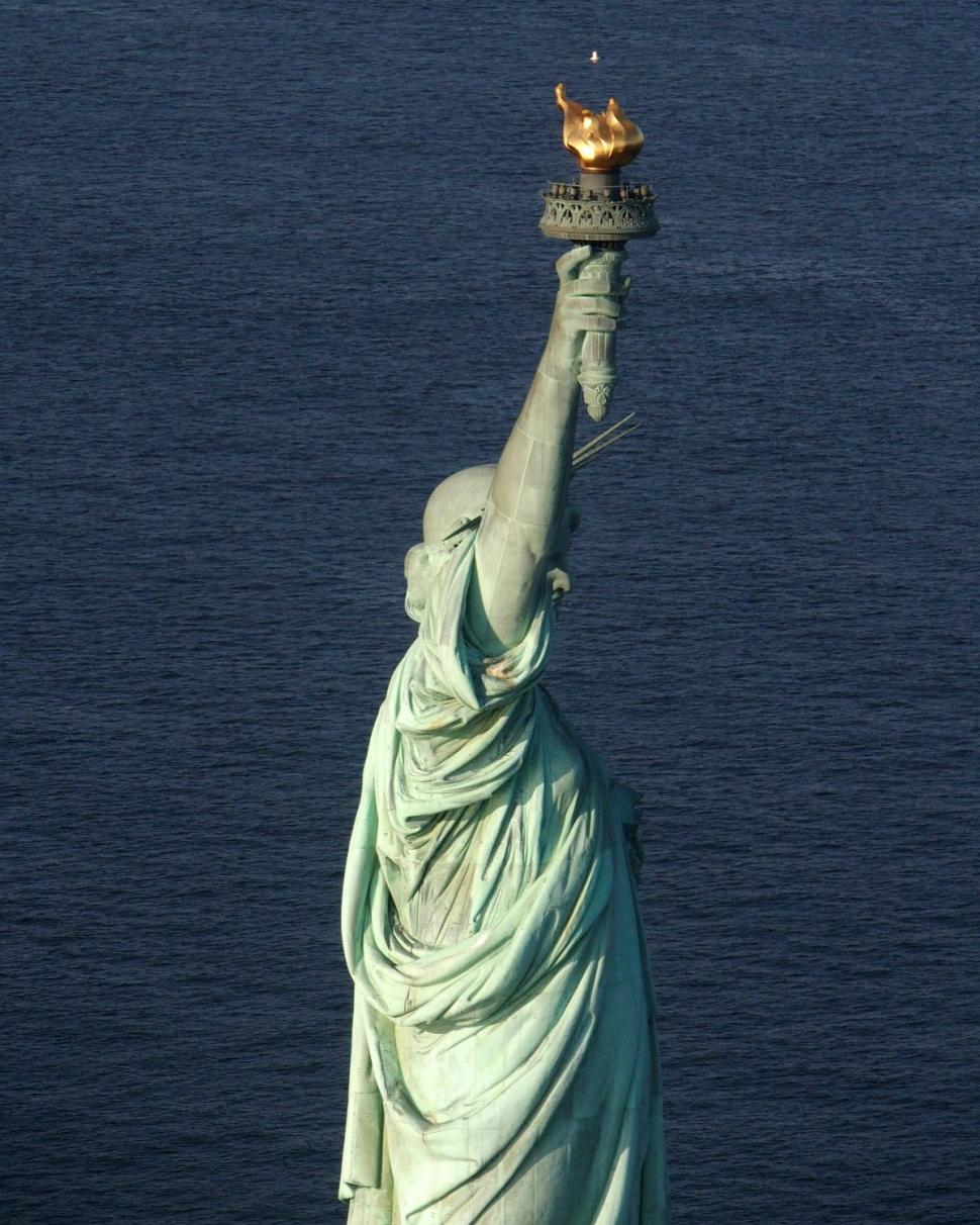 Statuia Libertății își pune coroana la dispoziția turiștilor, pentru prima dată de la declanșarea pandemiei 794407