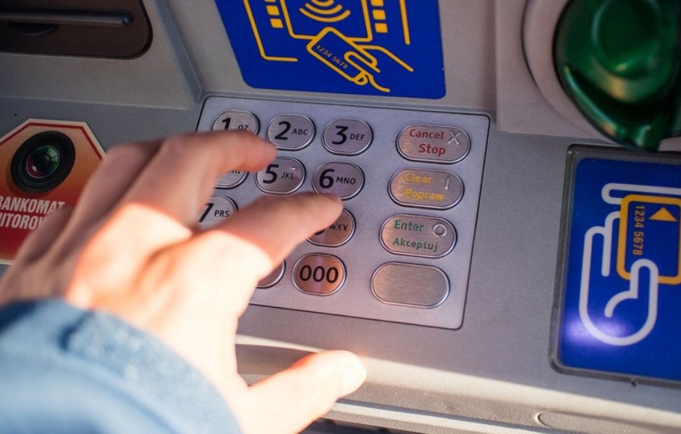 Coadă la un bancomat care a început să scoată "bani gratis". Oamenii primeau dublu față de suma cerută