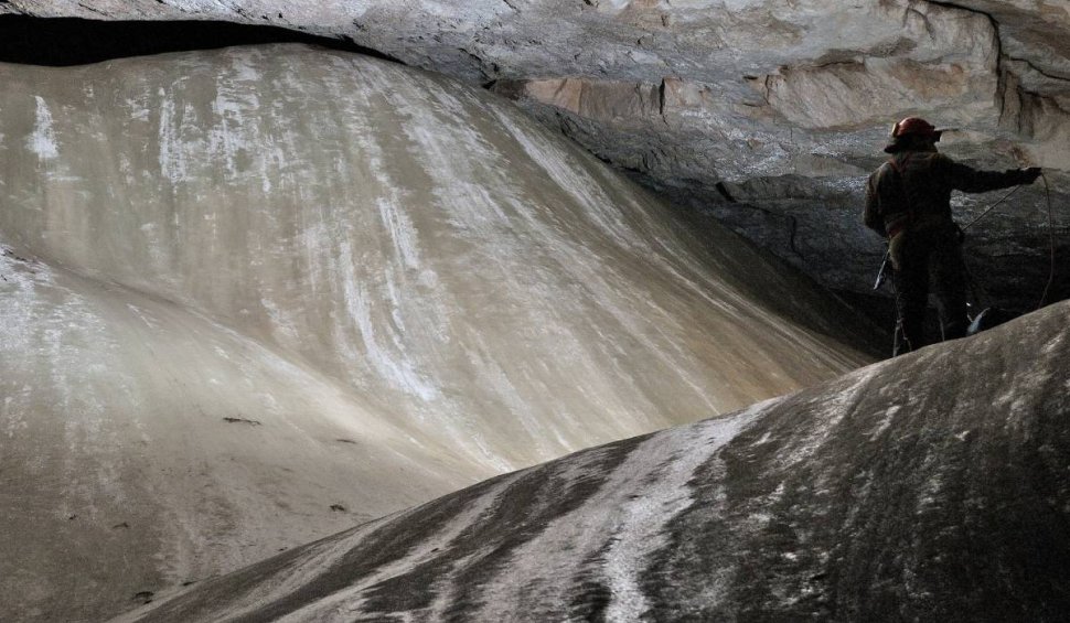 Unicul gheţar subteran din Munţii Vlădeasa, pe cale de dispariţie. Aici a fost găsită cea mai veche urmă umană din România