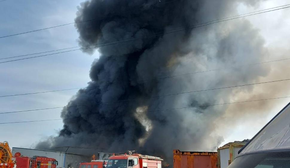 Incendiu cu degajări mari de fum la un depozit comercial, în Voluntari. Autoritățile au emis și un mesaj RO-Alert 794619