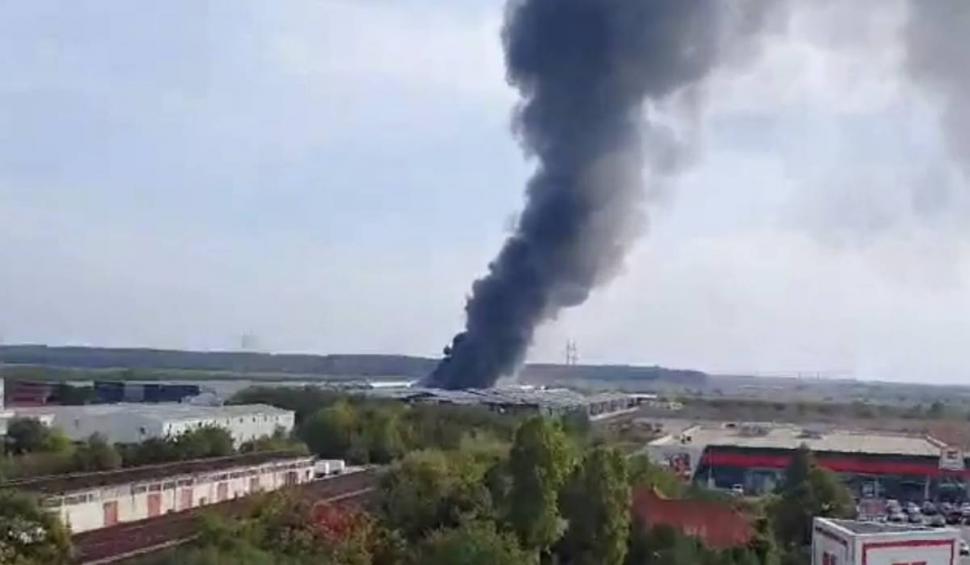 Incendiu cu degajări mari de fum la un depozit comercial, în Voluntari. Autoritățile au emis și un mesaj RO-Alert 794620