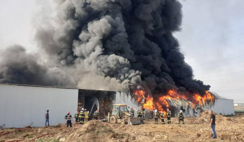 Incendiu cu degajări mari de fum la un depozit comercial, în Voluntari. Autoritățile au emis și un mesaj RO-Alert 794626