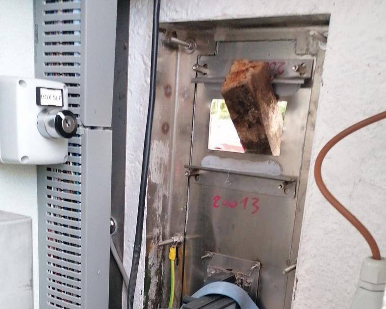 Patru tineri din Oradea, filmaţi în timp ce distrugeau toaletele publice din oraş! Poliţiştii încearcă acum să îi găsească 794680