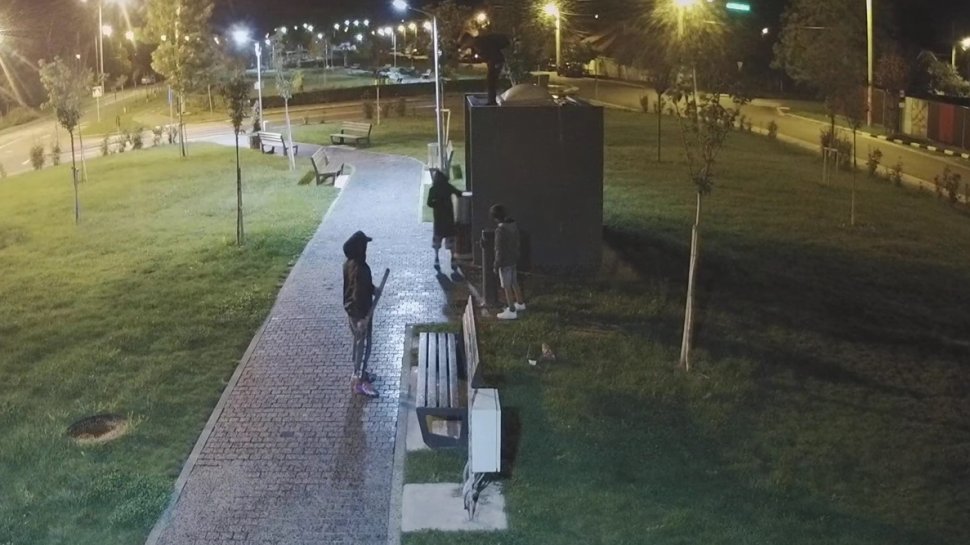 Patru tineri din Oradea, filmaţi în timp ce distrugeau toaletele publice din oraş! Poliţiştii încearcă acum să îi găsească