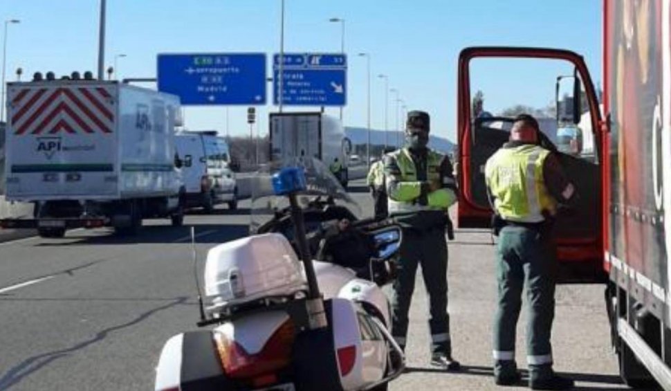 Şofer de TIR, amendat după ce a fost prins când se scărpina cu o furculiţă, pe o autostradă din Spania: "Nu ştiam că nu se poate"