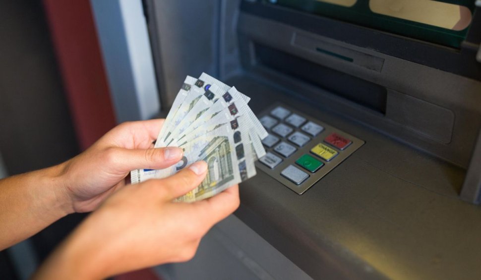 Bani gratis la un bancomat pentru zeci de oameni care s-au îmbulzit pentru a-şi dubla sumele retrase