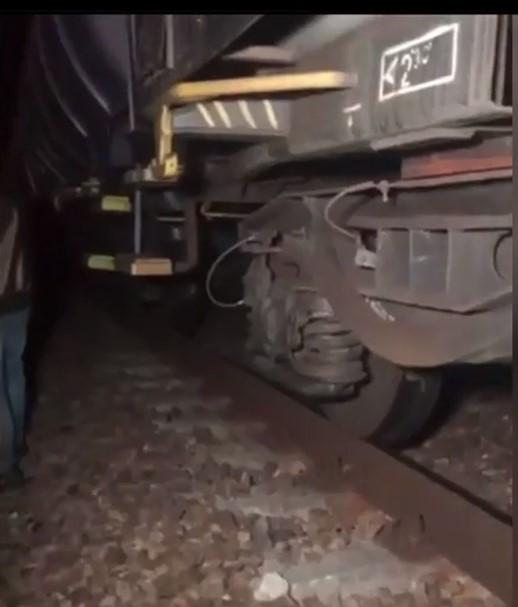 Un bărbat s-a filmat când a intrat intenţionat cu maşina în faţa trenului, în Lugoj 794839