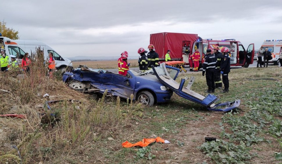 Doi oameni au murit pe loc, într-o maşină strivită, după un accident cumplit la Păuleşti, în Prahova