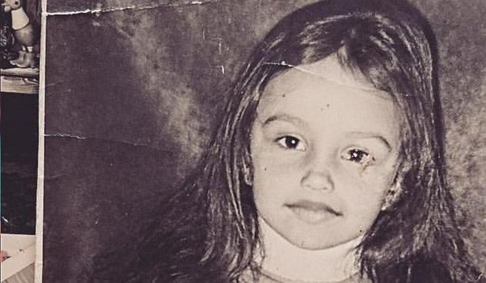 Ştii cine e fetiţa din imagine? Azi a ajuns cea mai frumoasă româncă după care întorc capul mulţi străini 794410