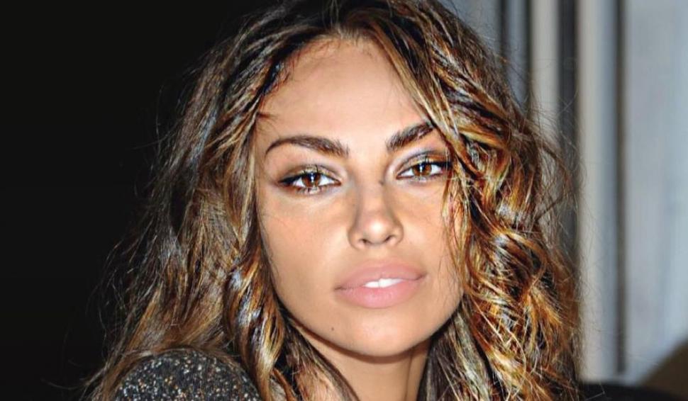 Ştii cine e fetiţa din imagine? Azi a ajuns cea mai frumoasă româncă după care întorc capul mulţi străini 794414