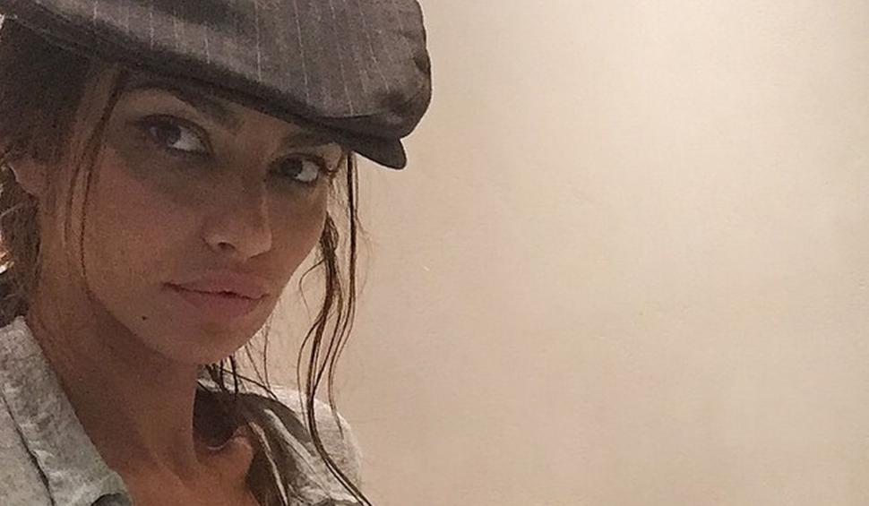 Ştii cine e fetiţa din imagine? Azi a ajuns cea mai frumoasă româncă după care întorc capul mulţi străini 794420