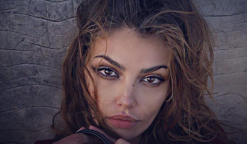 Ştii cine e fetiţa din imagine? Azi a ajuns cea mai frumoasă româncă după care întorc capul mulţi străini 794421