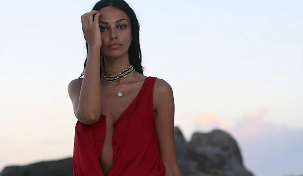 Ştii cine e fetiţa din imagine? Azi a ajuns cea mai frumoasă româncă după care întorc capul mulţi străini 794422